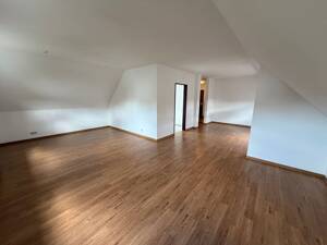 Sonnige, große 3-Zimmer-DG-Wohnung mit riesigem Wohn-/Esszimmer in ruhiger, gepflegter, kleiner Anlage mit Balkon und Gemeinschaftsgarten ab sofort – 90766 Fürth – Vorschaubild 6