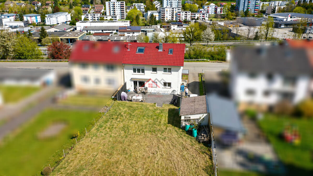 "Zwei Wohneinheiten - ideal für Familie oder Wohnen & Arbeiten mit großer und sonniger Südterrasse" – Tuttlingen – Bild 1 von 9