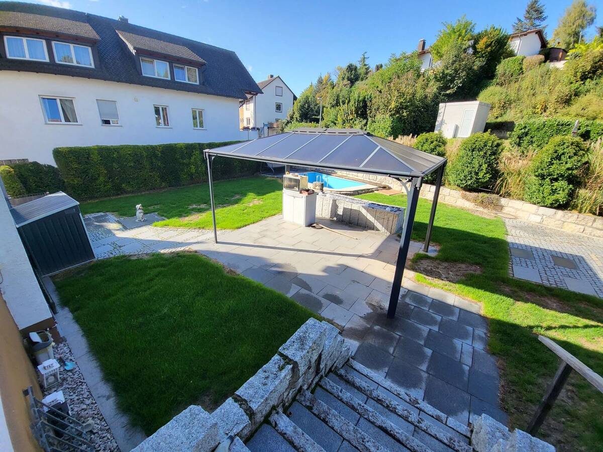 Sonnige 4-Zi.-EG-WHG mit 244 m² Garten, Pool und & sehr großem ebenerdigem Keller – 79112 Freiburg im Breisgau – Bild 1 von 9