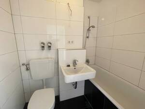 Bahnhofnähe: Sanierte 2-Zimmerwohnung mit Balkon – 63069 Offenbach am Main – Vorschaubild 3