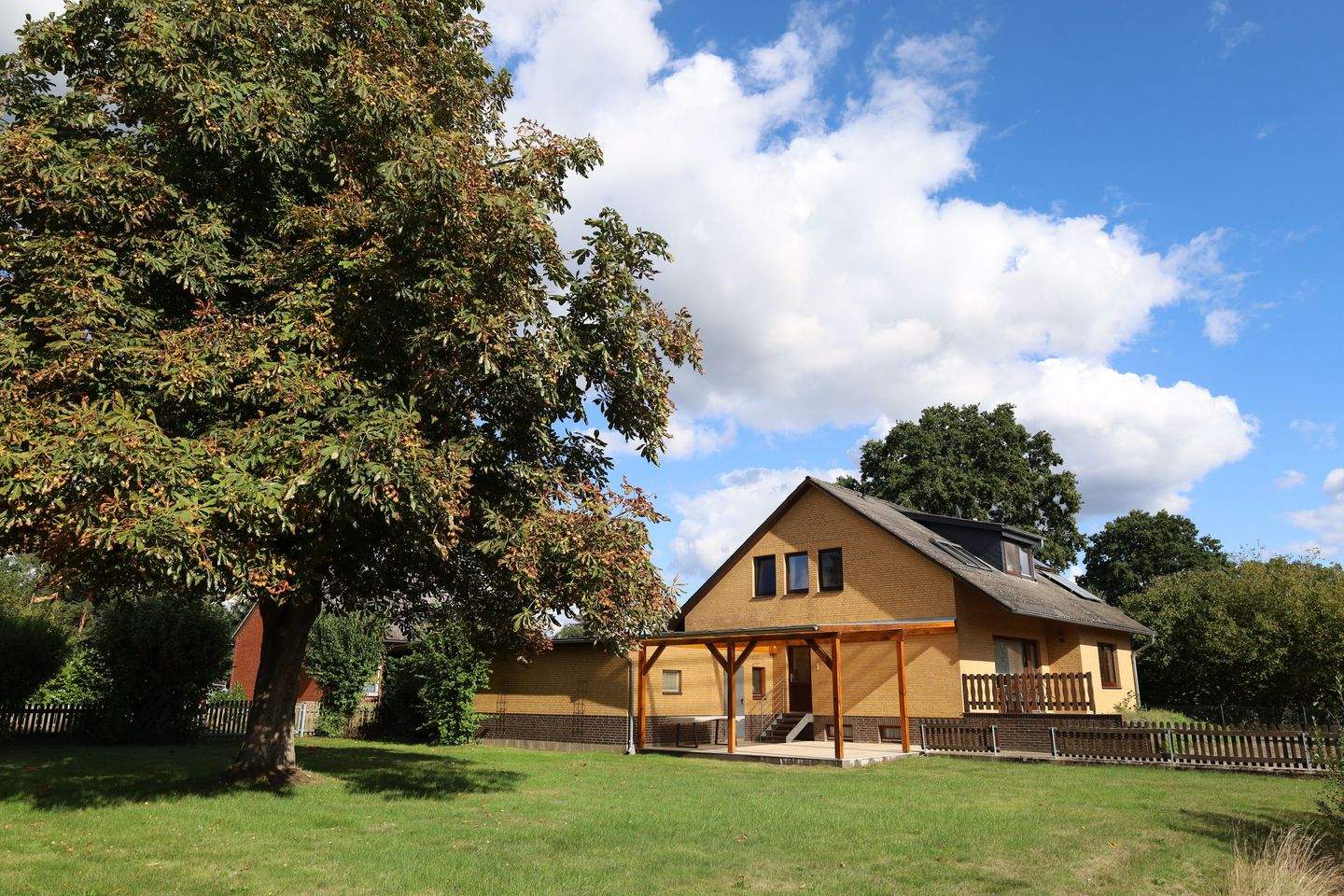 Gepflegtes Einfamilienhaus mit Einliegerwohnung, Doppelgarage und Nebengeb. in Gusborn – Gusborn – Bild 1 von 9