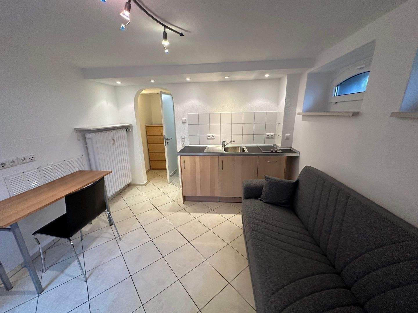 Frei ab sofort / Möblierte 1 - Zimmer - Untergeschosswohnung (Kellerwohnung) mit Einbauküche und separatem Eingang – Trier – Bild 1 von 9