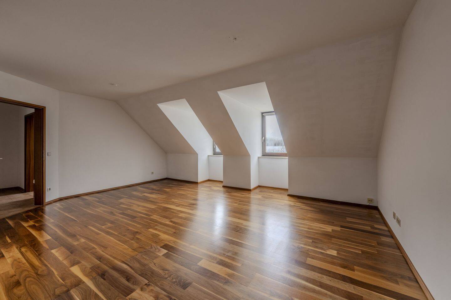 Wohnen am Stadtpark! Bezugsfreie 2-Zi-Dachgeschosswohnung mit TG-Einzelstellplatz + Fußbodenheizung – München – Vorschaubild 3
