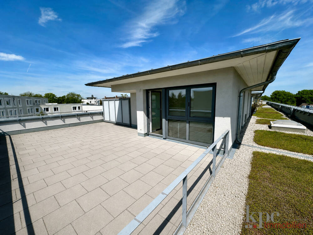 Lichtdurchflutete Penthouse-Wohnung mit 50m² Dachterrasse! Designer-EBK! 2 Bäder! S-Bahn! – München – Vorschaubild 2