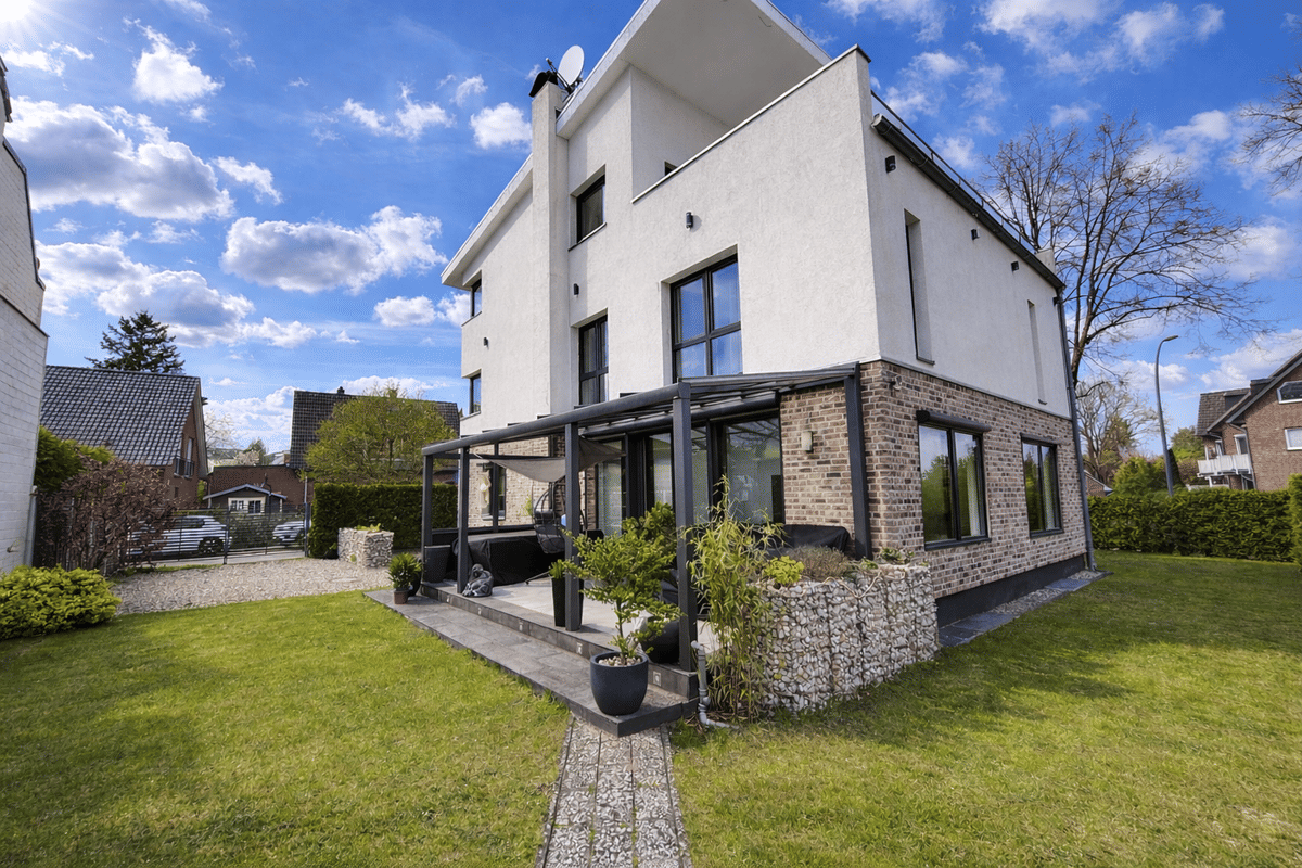 Exklusives Wohnhaus mit gewerblicher Nutzungsmöglichkeit in HH-Sasel – 22393 Hamburg – Bild 1 von 9