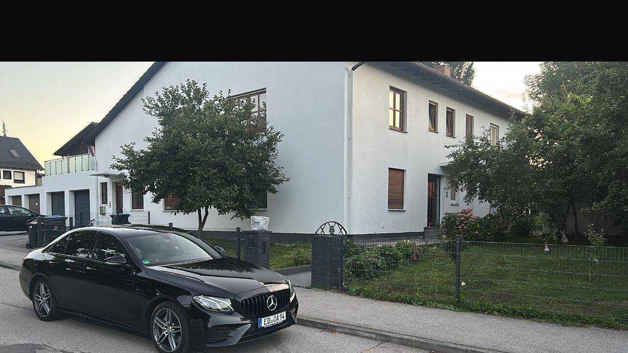 Großzügiges Zweifamilienhaus mit 4 Wohnheiten mit Praxis, Pool,Sauna, Dachterrasse und Doppelgarage – Walpertskirchen – Bild 1 von 3