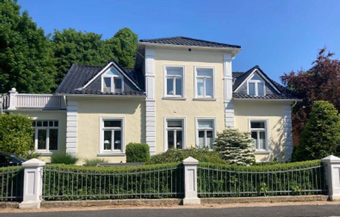 Einzigartiges Wohnensemble am See: Jugendstilvilla, 3-Zimmer-Einliegerwohnung & Wintergarten-Oase – Glückstadt – Bild 1 von 9
