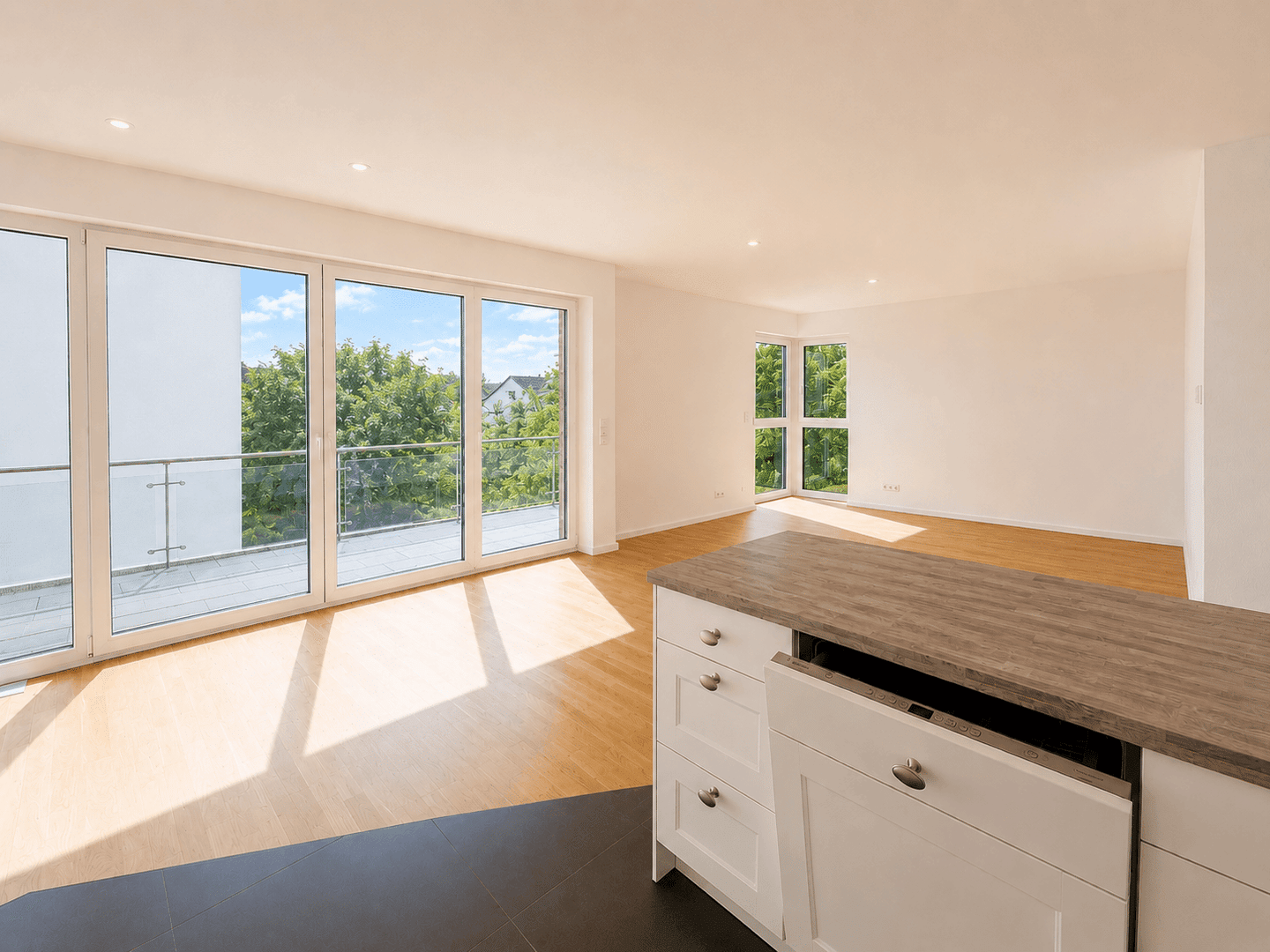 Moderne 4-Zimmer-Wohnung mit Balkon, 2 Bädern, TG-Stellplatz & Aufzug in begehrter Lage – Wiesbaden – Vorschaubild 4
