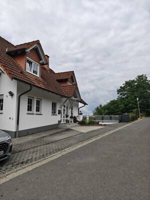 Komplett renovierte All-In-Single Wohnung (ca. 62 qm). Siehe genaue Beschreibung.