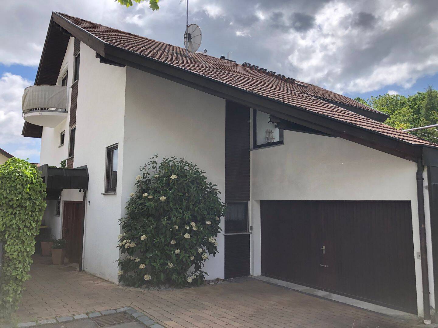 Besonderes Zweifamilienhaus in beliebter naturnaher Wohnlage von RT - Ohmenhausen ( Am Hasenberg )