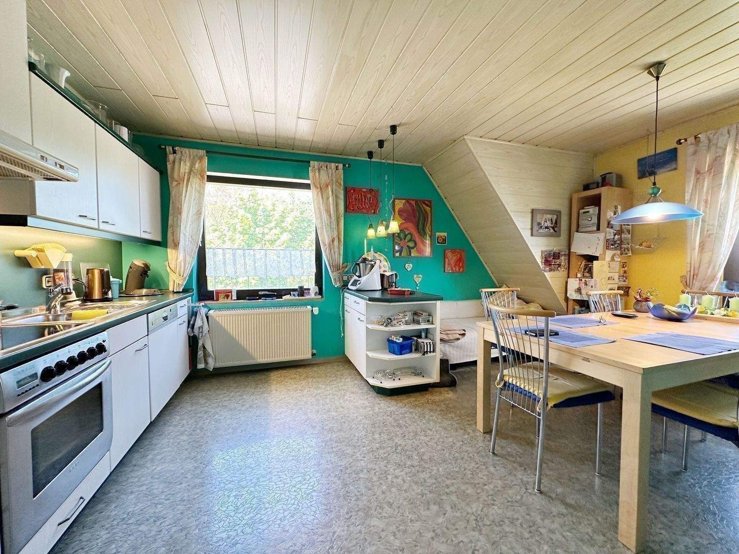 Ein Zuhause für die ganze Familie: Großzügiges Zweifamilienhaus mit schönem Grundstück, großem Balkon und zwei Garagen uvm. – Postbauer-Heng – Vorschaubild 9