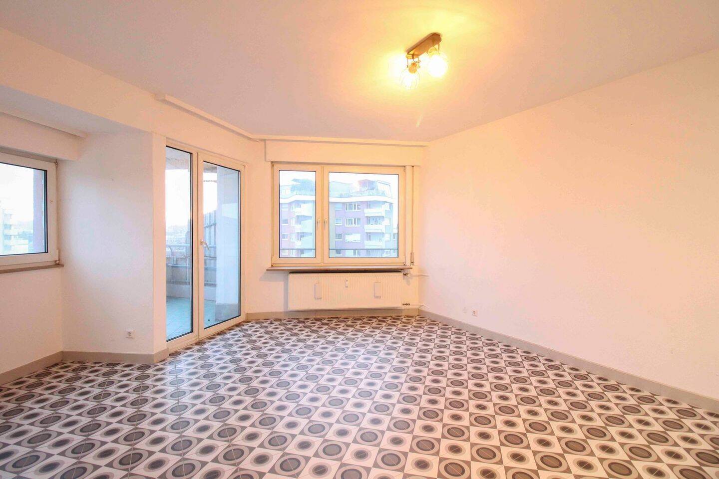 Wohnen mit Aussicht - moderne 2-Zimmer Wohnung im ikonischen Romeo-Hochhaus in Stuttgart-Rot
