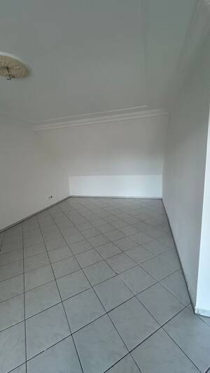 Zentrale 2 - Zimmer Wohnung mit Küche und Balkon