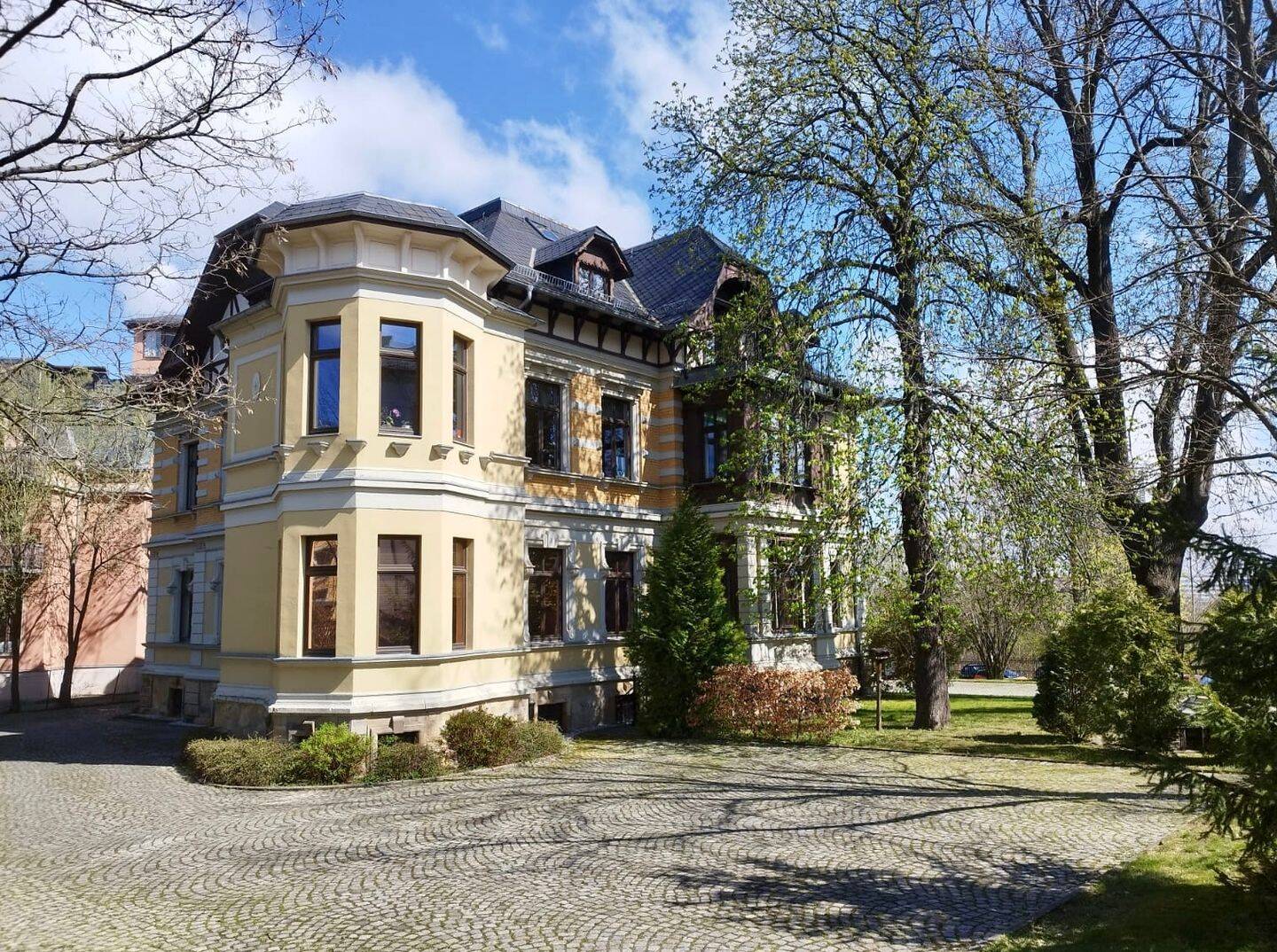 Besonderes Wohnen in besonderer Lage - modernisierte Dachgeschoss-Maisonettewohnung