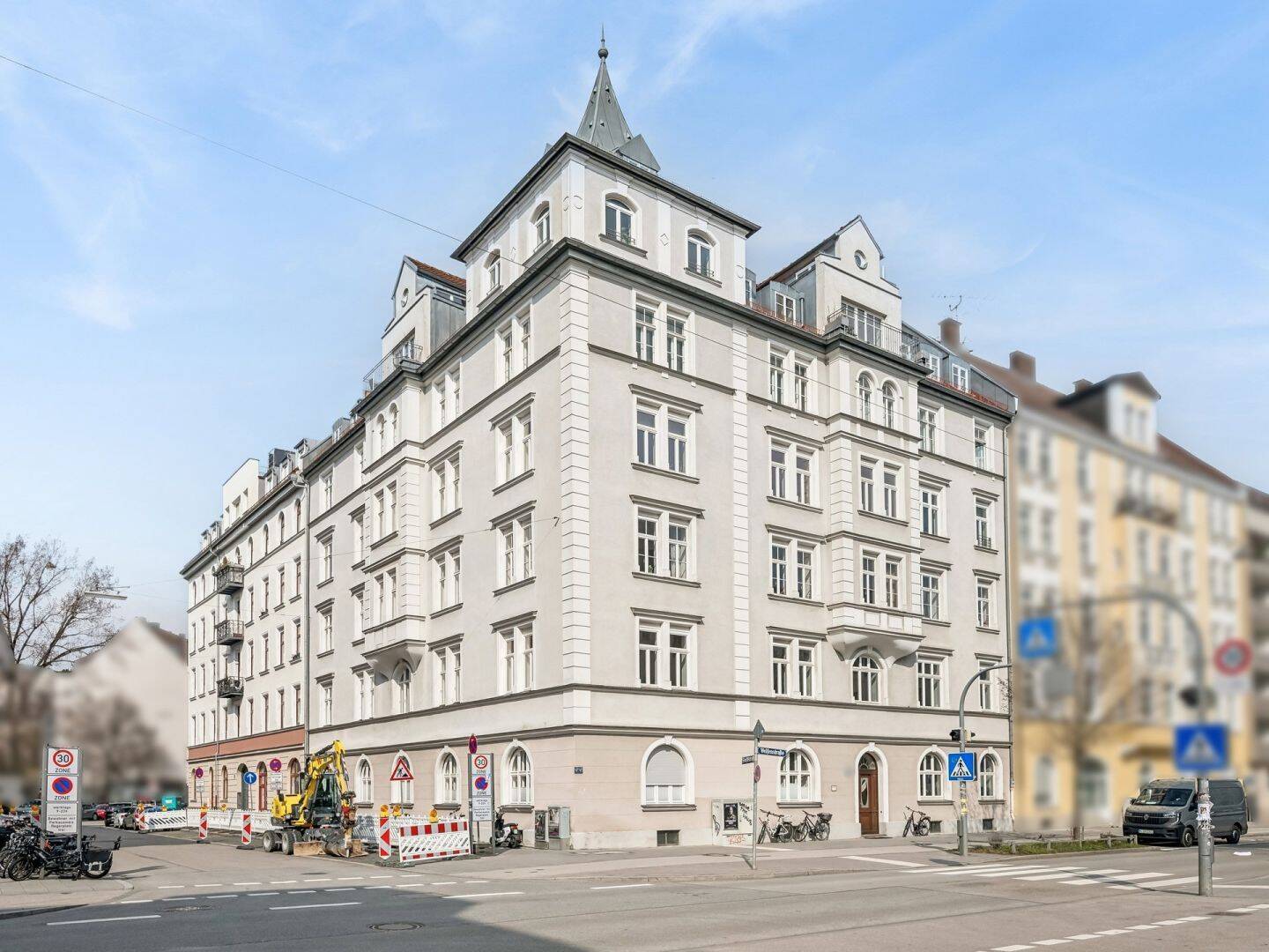 München Bestlage: 6-Zimmer-Altbauwohnung im Denkmalschutz mit Balkon und Luxusküche