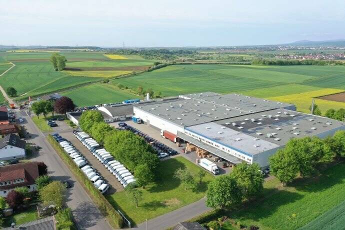 +++nähe Rosbach+++ca. 2.730 m² Halle (2,50€/m² - Kranbahn) und 300 m² Büro (teilbar) zu vermieten+++