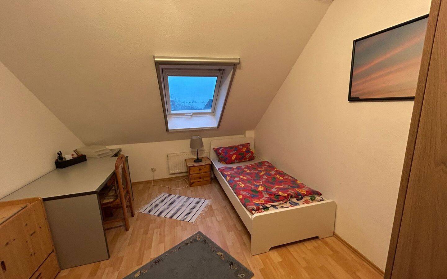 Gästezimmer mit Wlan, Balkon, Teilung von Bad/Wc und Küche, gemeinsamer Balkon, TV, Waschmaschine