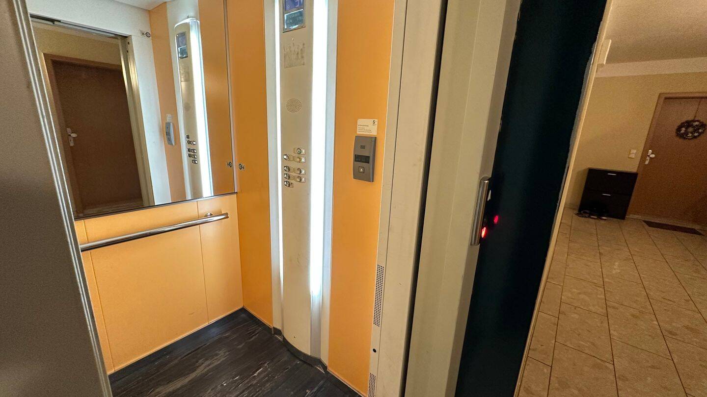 Mit dem Aufzug ins DG / zzgl. moderner EBK ! / Bad mit Dusche u.v.m. – Chemnitz – Vorschaubild 2