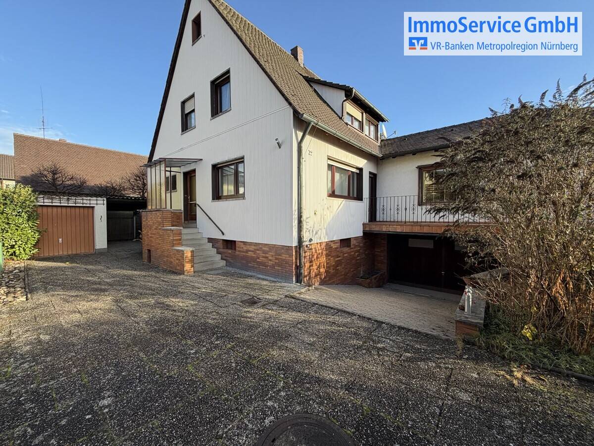 Gepflegtes Zweifamilienhaus mit großem Garten + Wintergarten und drei Garagen-Stellplätzen – 90765 Fürth – Bild 1 von 9
