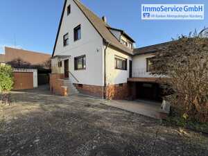Gepflegtes Zweifamilienhaus mit großem Garten + Wintergarten und drei Garagen-Stellplätzen