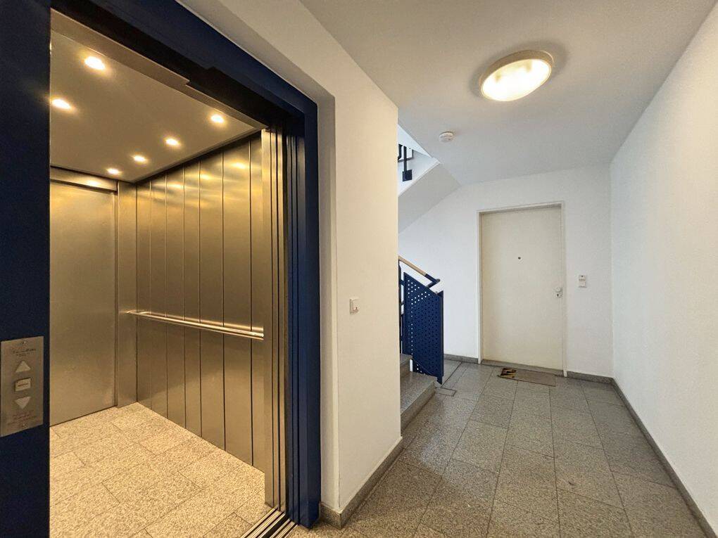 Stilvolle 2-Zimmer-Wohnung mit Fahrstuhl und Tiefgaragenplatz in ruhiger Wohnlage – Bremen – Vorschaubild 3