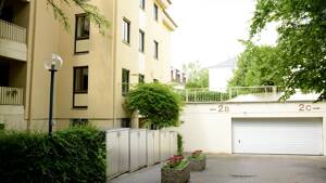 Stilvolles Wohnen mit Blick ins Grüne: Vermietete 3-4 Zimmer DG-Wohnung mit Balkon, Kamin & Garage – 65189 Wiesbaden – Vorschaubild 4