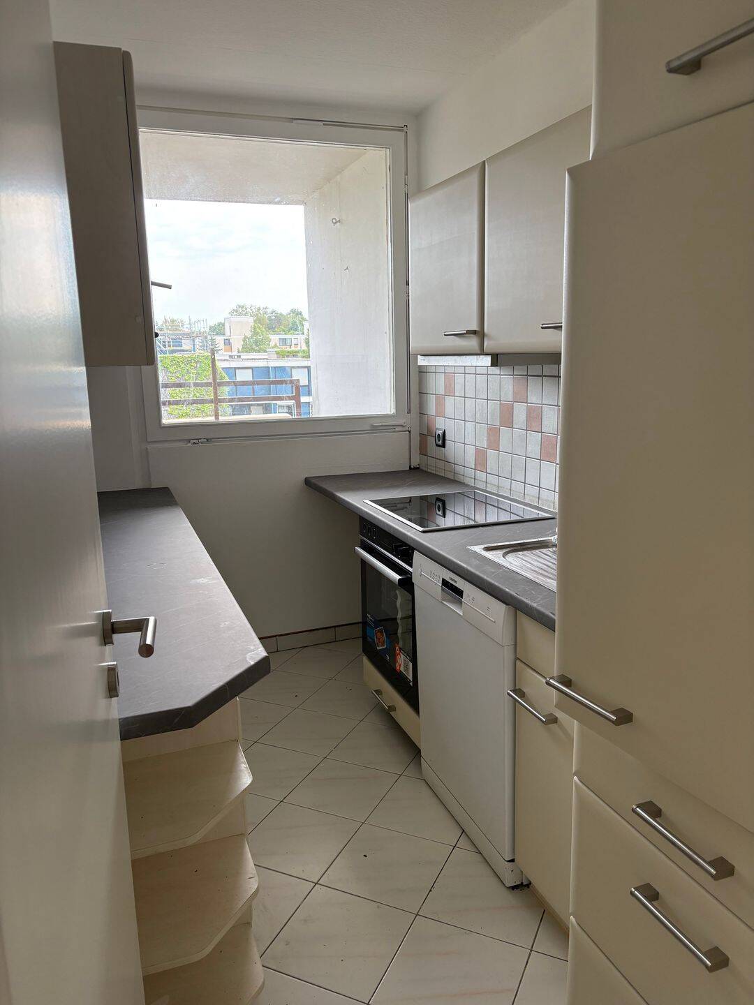 Helle, teilmöblierte 2 Zimmer Wohnung mit Loggia, EBK und Schlafzimmer – Nürnberg – Vorschaubild 2