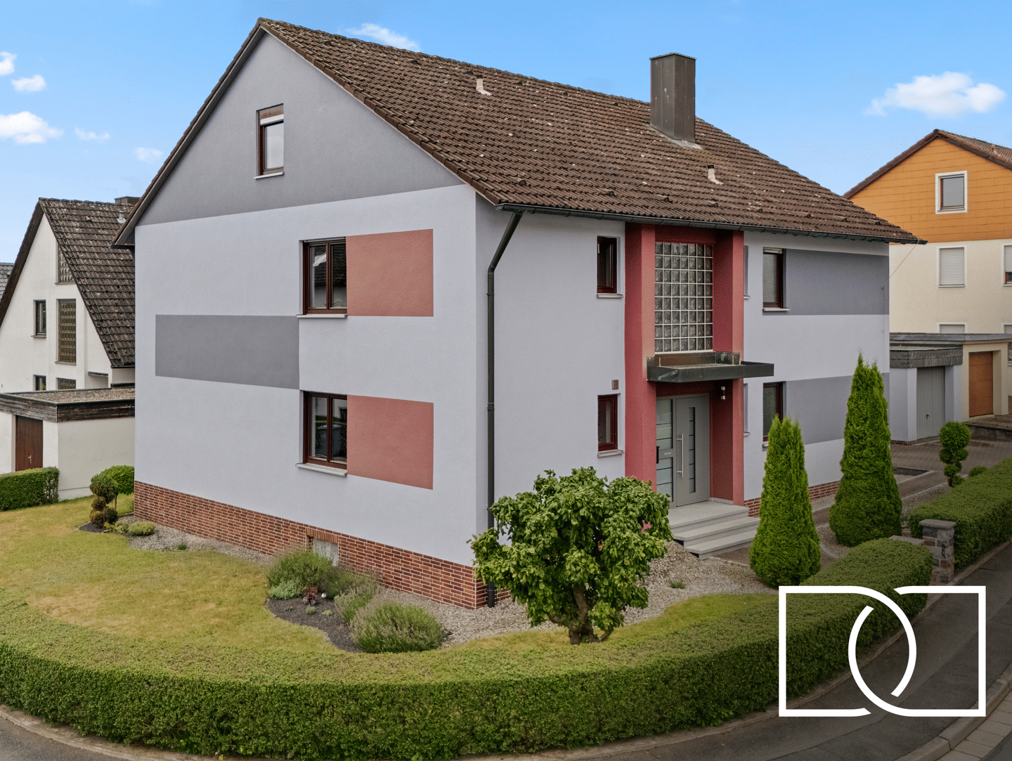 Hochwertig Renoviert! Großzügiges Zweifamilienhaus mit traumhaftem Garten in ruhiger Lage – Eckersdorf – Bild 1 von 9