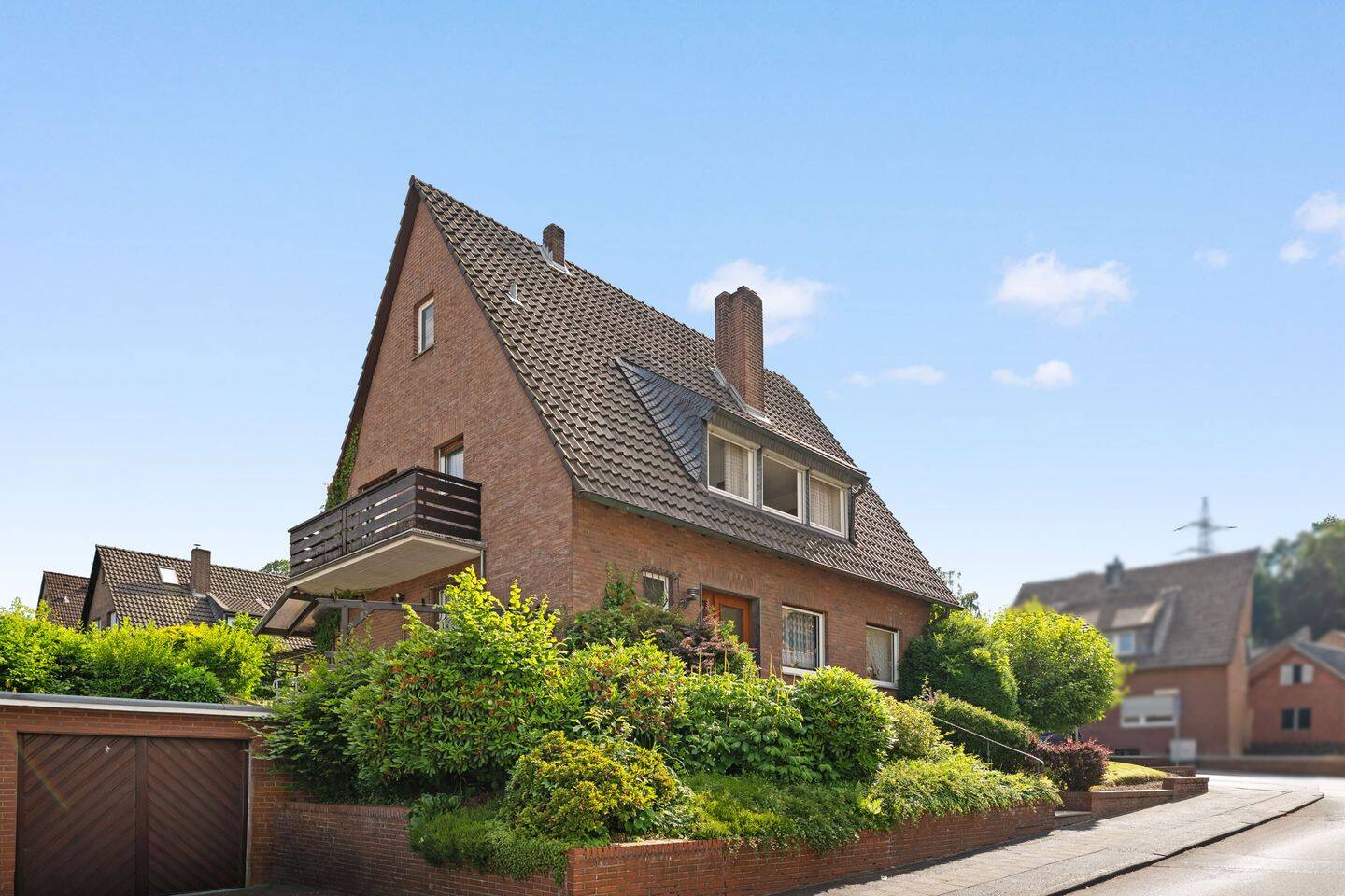 Großzügiges Zweifamilienhaus mit großem Grundstück, zwei Garagen und Blick auf die Burg Rode – Herzogenrath – Vorschaubild 2