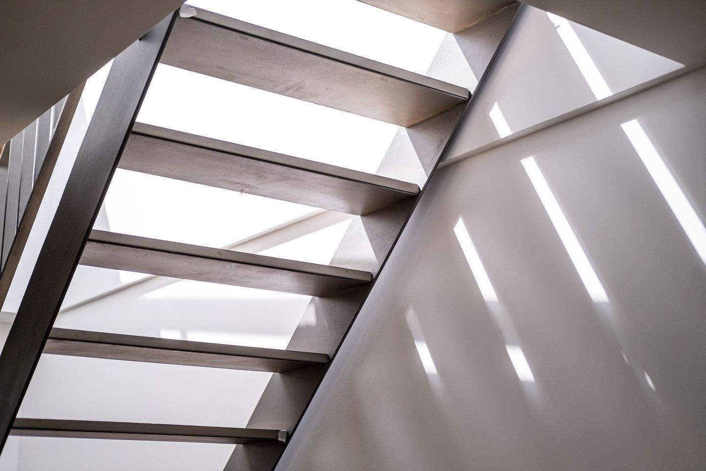 Moderne Dachgeschosswohnung und klassischer Altbau. 2-Zimmer mit Aufdachterrasse in Charlottenburg – Berlin – Vorschaubild 8