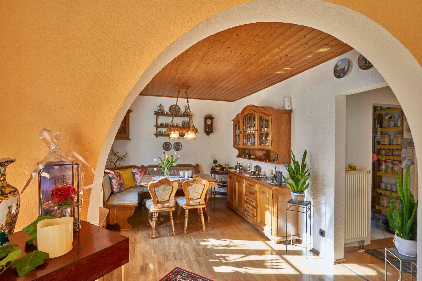 Wohnen mit Komfort: Garten, Terrasse und zwei Garagen – Albstadt – Bild 1 von 9