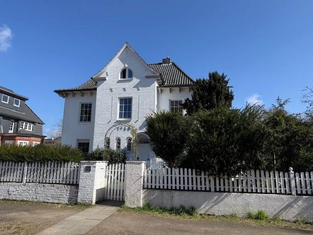 Charmante Zweifamilien-Villa auf sonnigem Grundstück – Hamburg – Bild 1 von 9