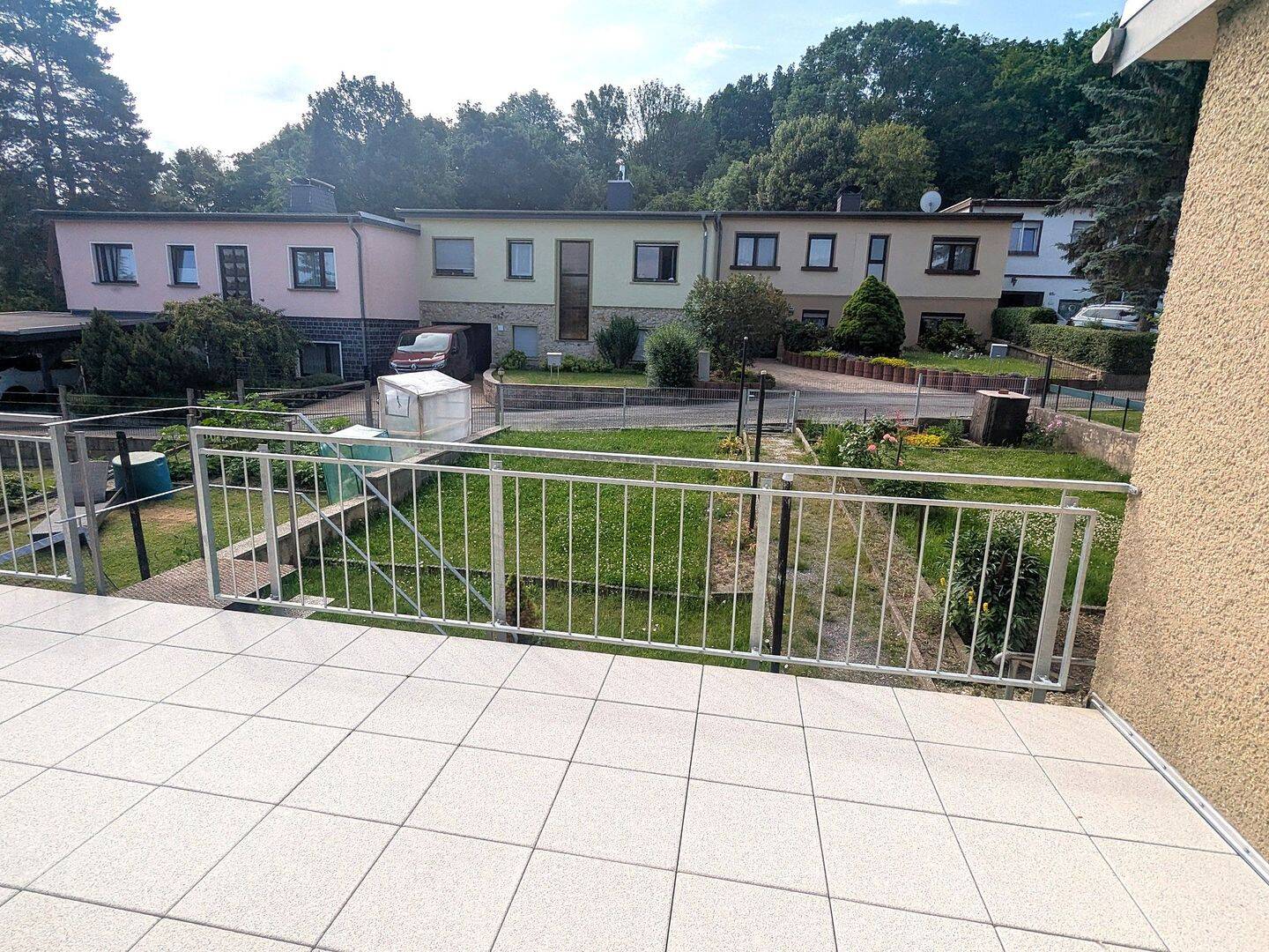 Reihenmittelhaus mit Garage, Hobbyraum und Südterrasse. – Eisenberg – Vorschaubild 3