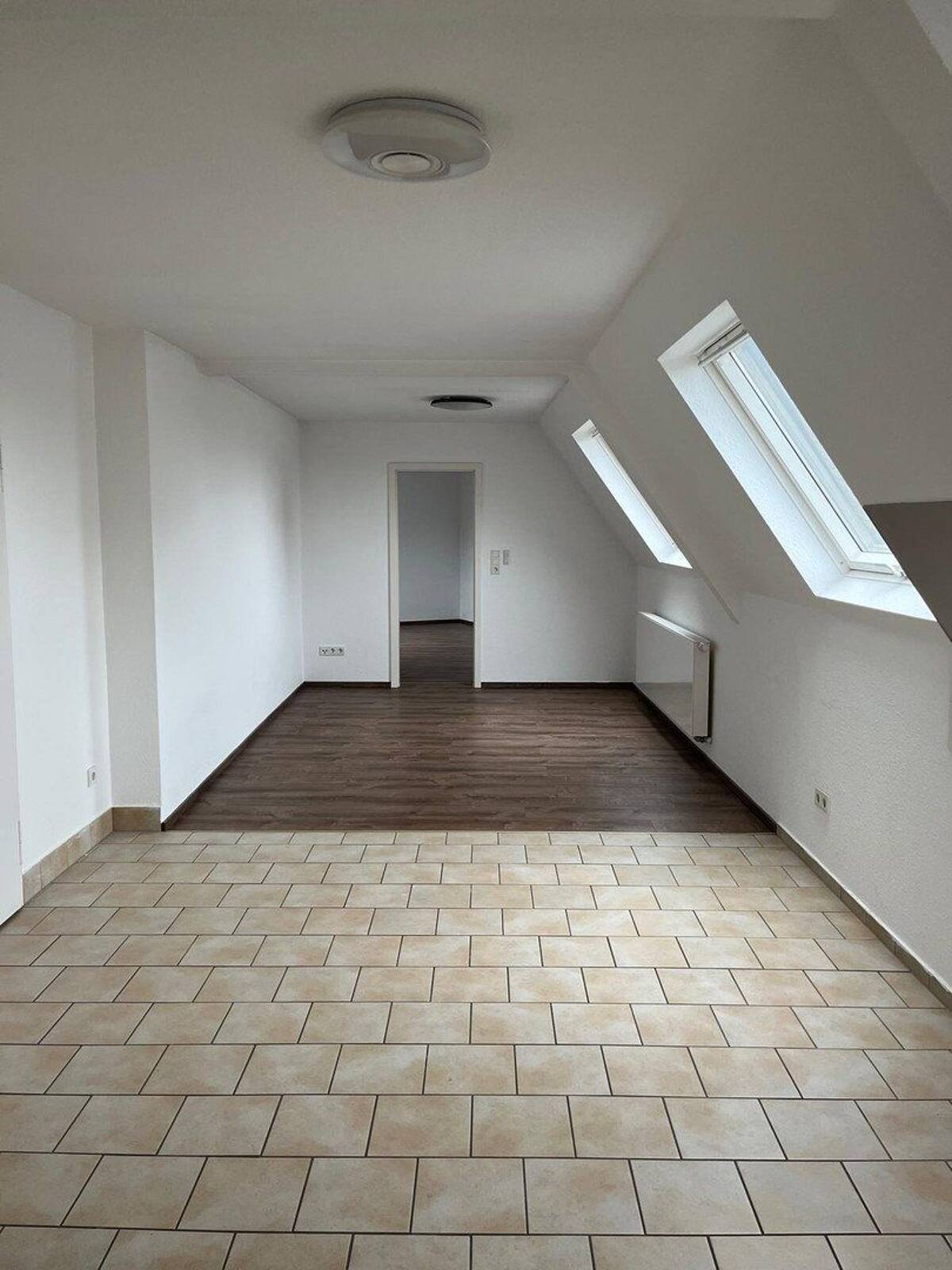 Attraktive 2-Zimmer-Dachgeschosswohnung in Ludwigshafen am Rhein – 67061 Ludwigshafen am Rhein – Bild 1 von 3