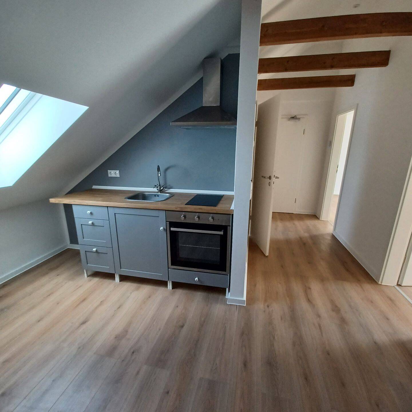 Helle, renovierte 2-Zimmer-Dachgeschosswohnung in zentraler Lage