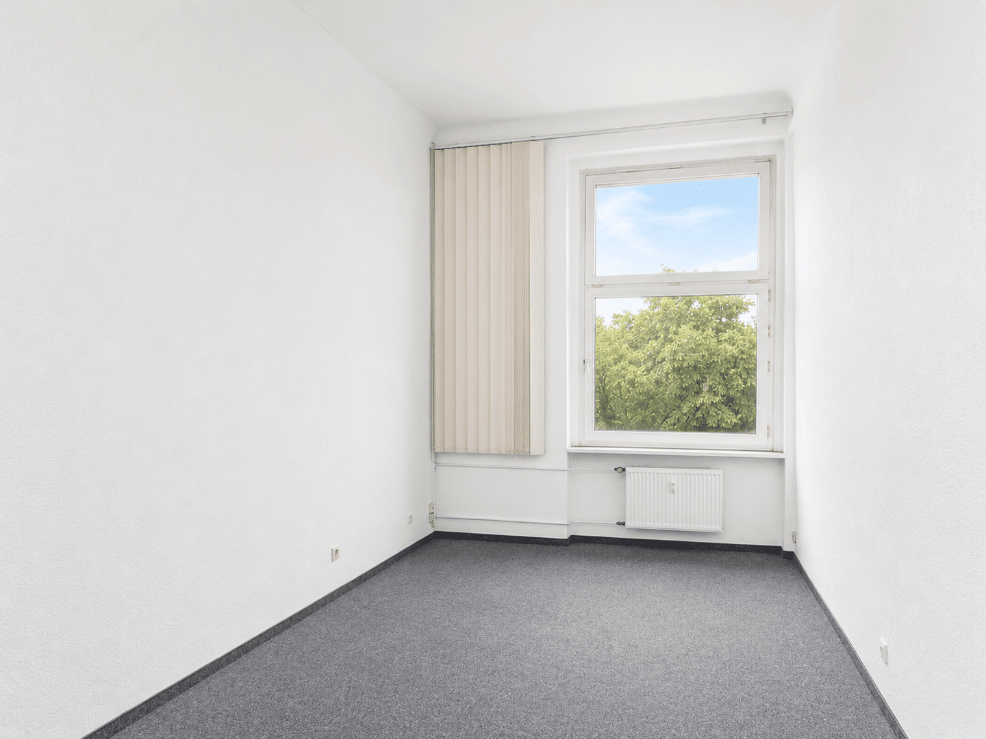 Großzügige Altbaueinheit mit sehr hohen Decken und Entwicklungspotenzial in ruhiger, zentraler Lage – Berlin – Vorschaubild 6