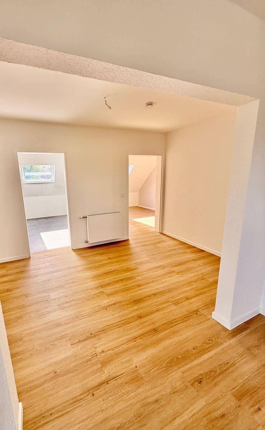 Traumhafte Dachgeschosswohnung in Wewer. Erstbezug nach Sanierung. Neues Bad. Neue Böden. Neue Türen. Großer Südbalkon. Garage. – Paderborn – Vorschaubild 5