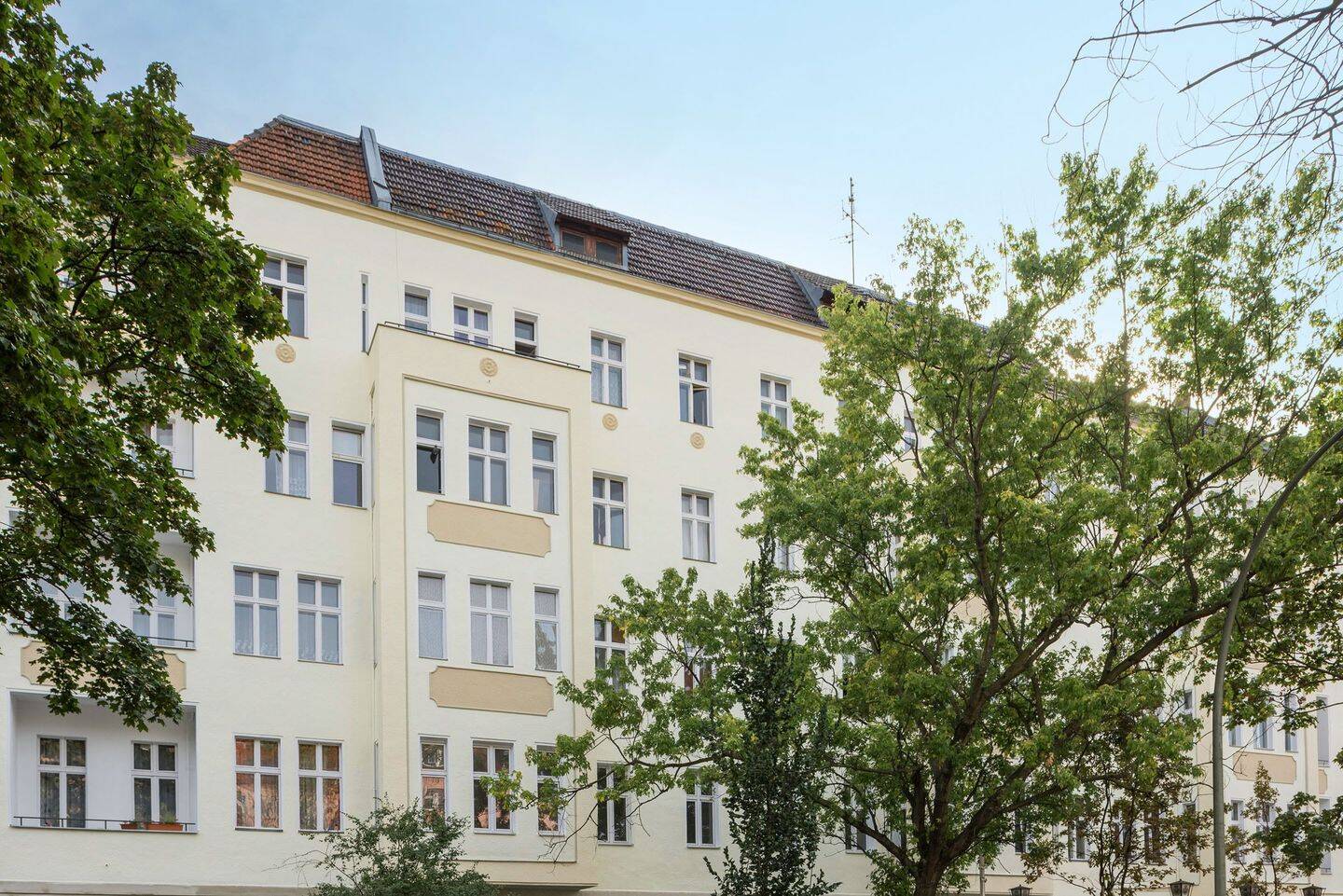 Unsanierte Altbauwohnung mit Terrasse zur Selbstnutzung – Berlin – Vorschaubild 2