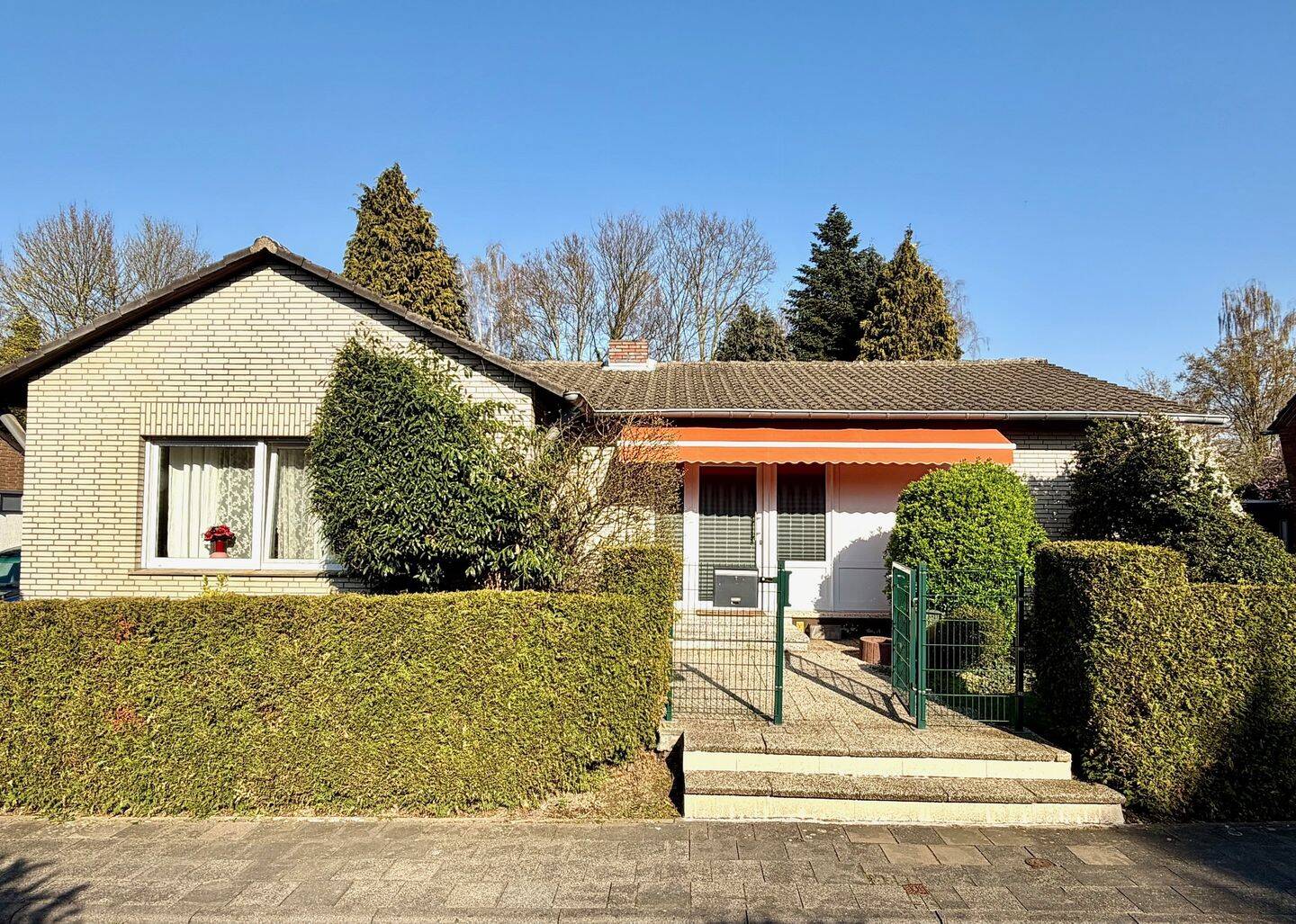 Bungalow mit Garage und schönem Garten sucht neuen Eigentümer – Bedburg – Bild 1 von 8