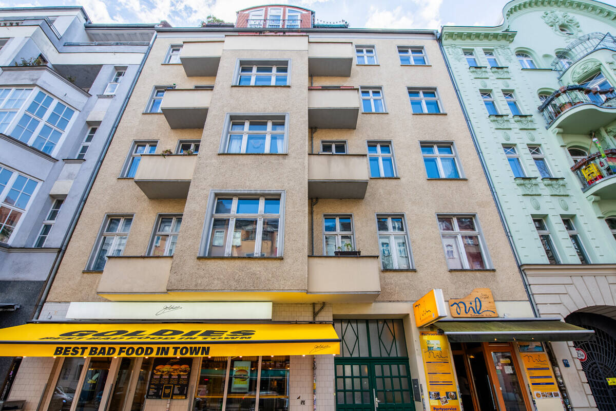 Im beliebten Friedrichshain: Vermietete 2-Zimmer-Wohnung mit TAGESLICHTBAD ++ provisionsfrei ++ – Berlin – Bild 1 von 9