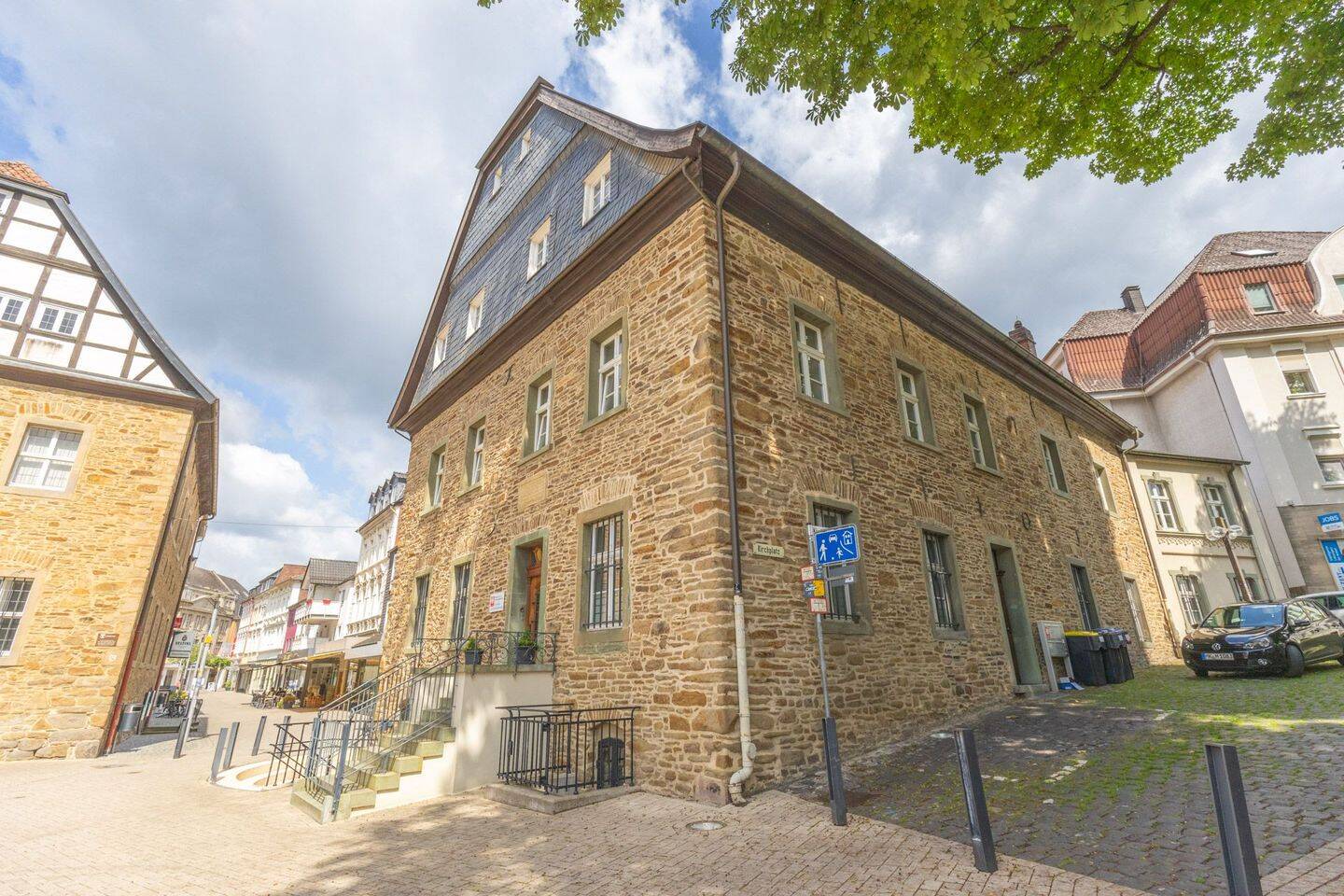 Menden Zentrum – Mietwohnung im Denkmalschutzobjekt ohne Balkon inkls. EBK & Garage