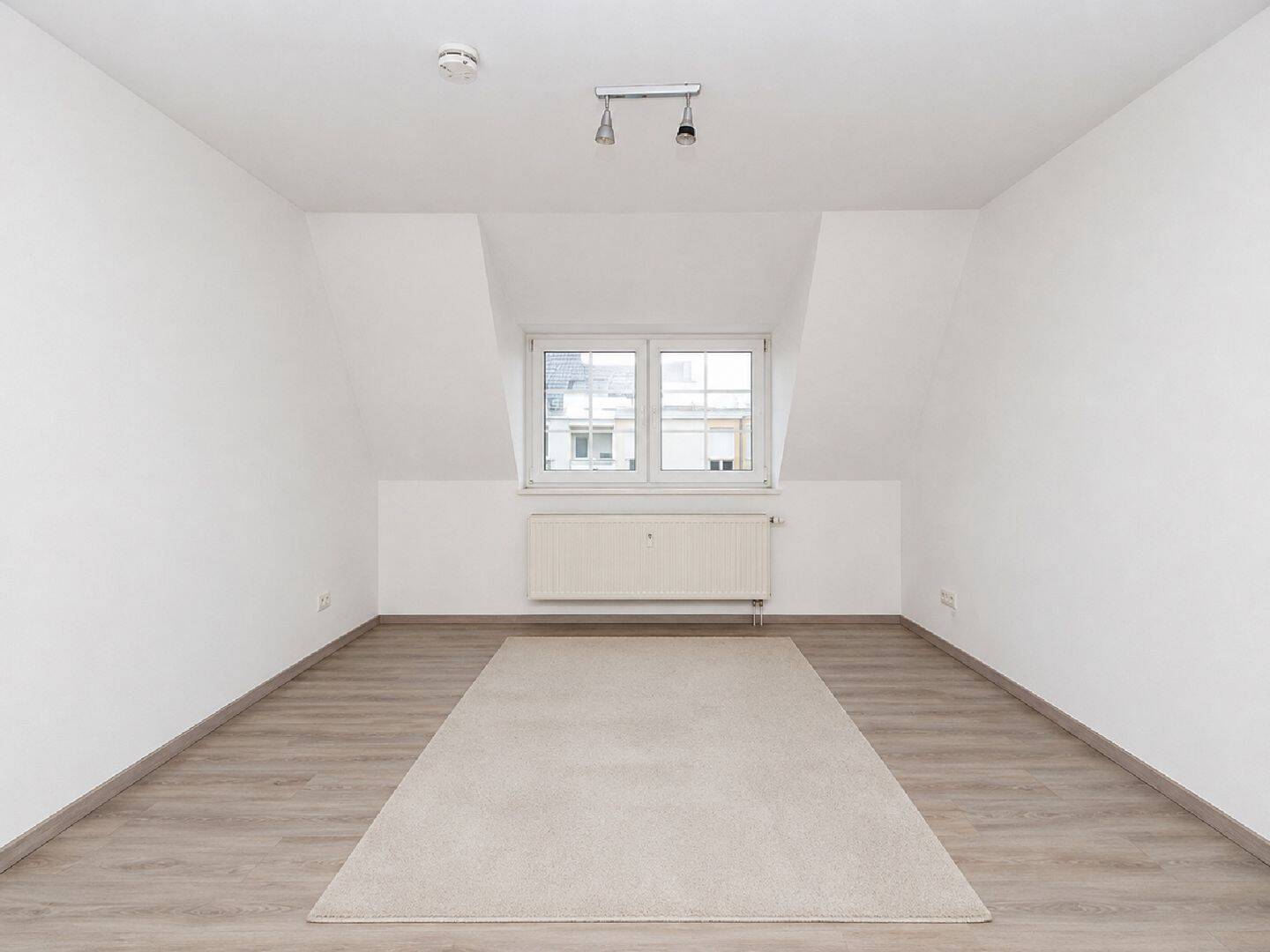 3-Zimmer-Wohnung mit separater Küche, Badewanne, Laminat – Magdeburg – Vorschaubild 3