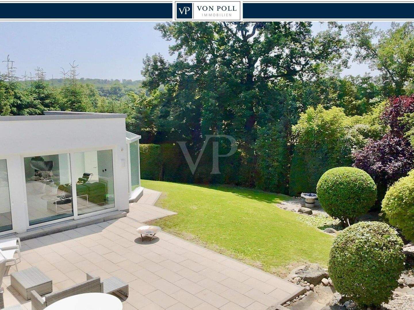 VON POLL - FRIEDRICHSDORF: Exklusive Bauhaus-Villa - Wohnen und Arbeiten mit Blick auf den Hardtwald – Friedrichsdorf – Bild 1 von 9