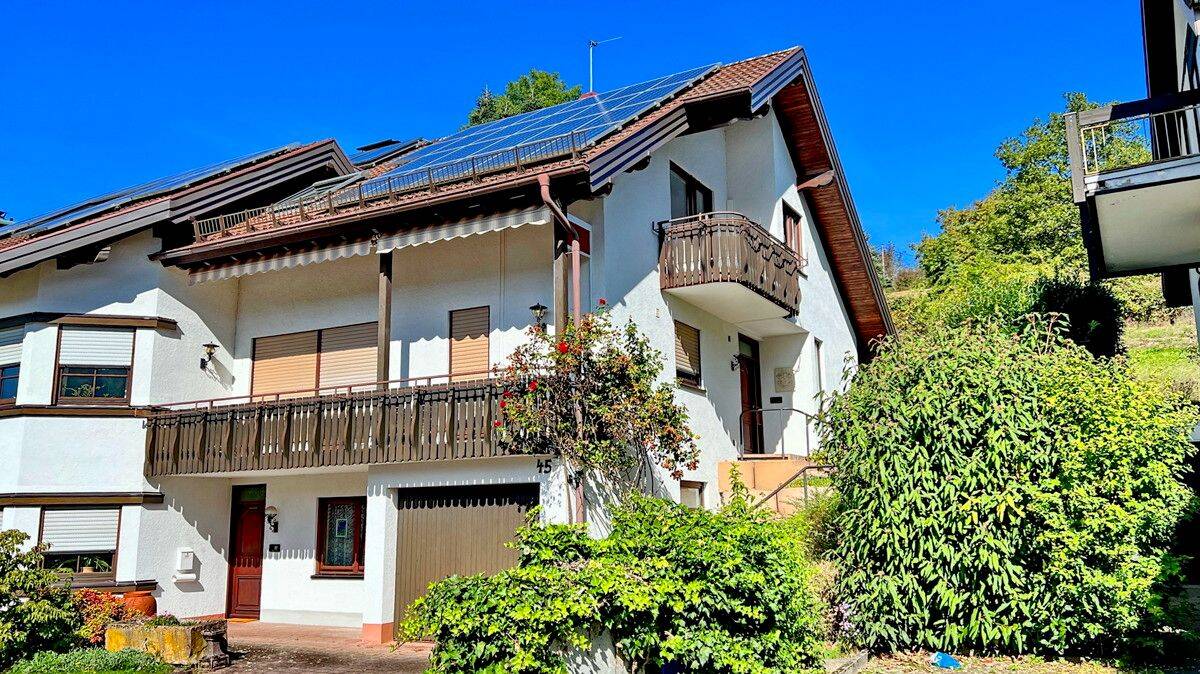 Großzügige Dachgeschosswohnung mit Garten und Klimaanlage.