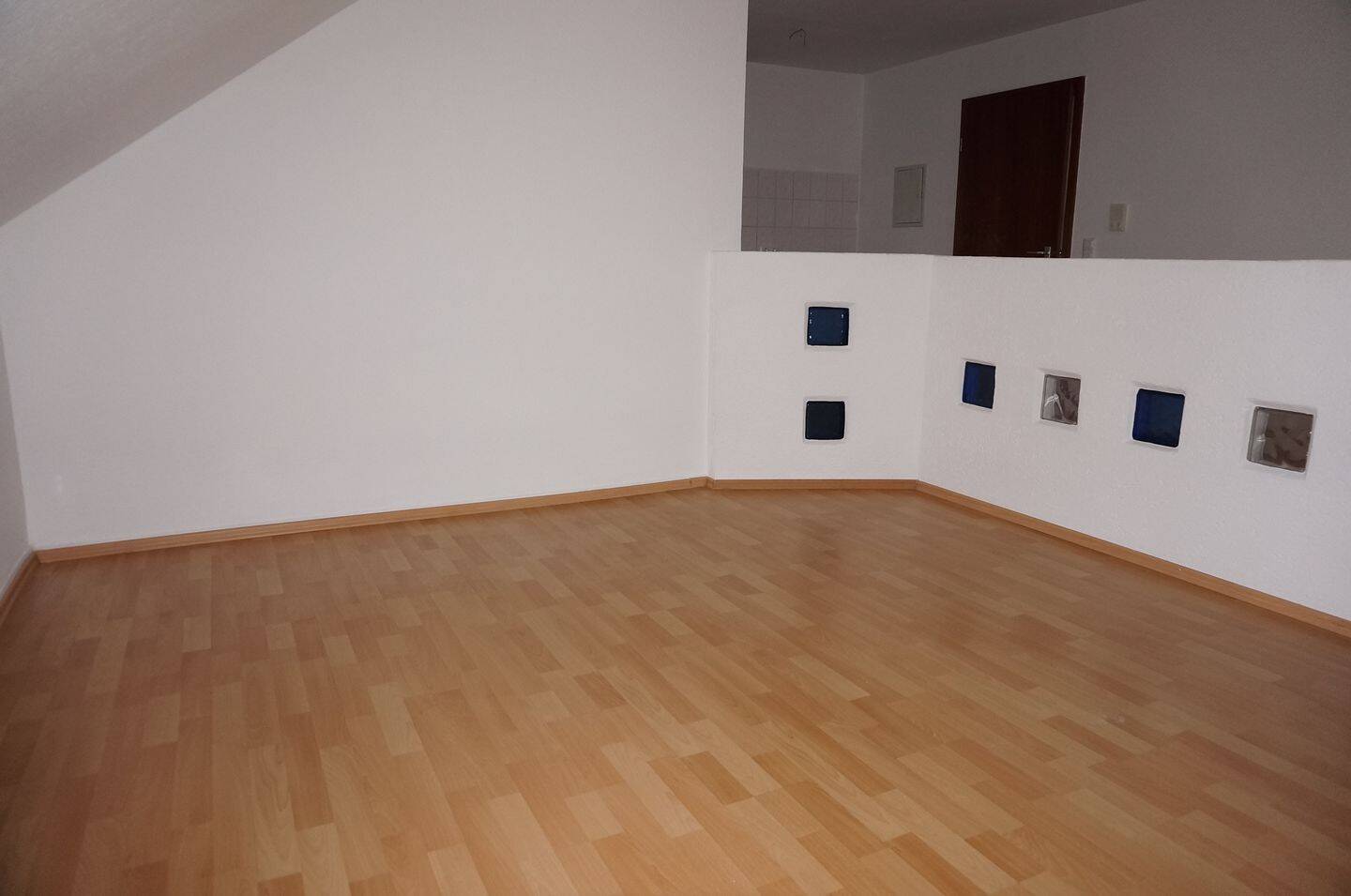 DG / 1-Zi-Whg. mit Laminat - Bad mit Fenster + Dusche – Chemnitz – Vorschaubild 9