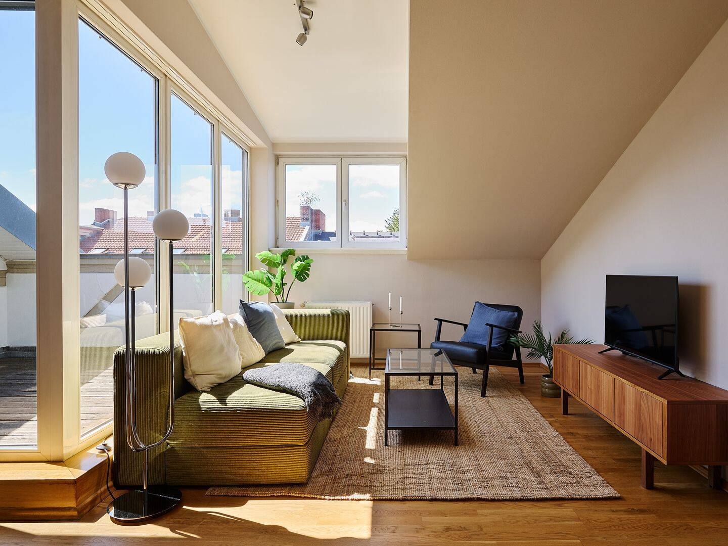 Kompakte Dachgeschosswohnung mit Terrasse und weitem Blick im Wrangelkiez – Berlin – Bild 1 von 9