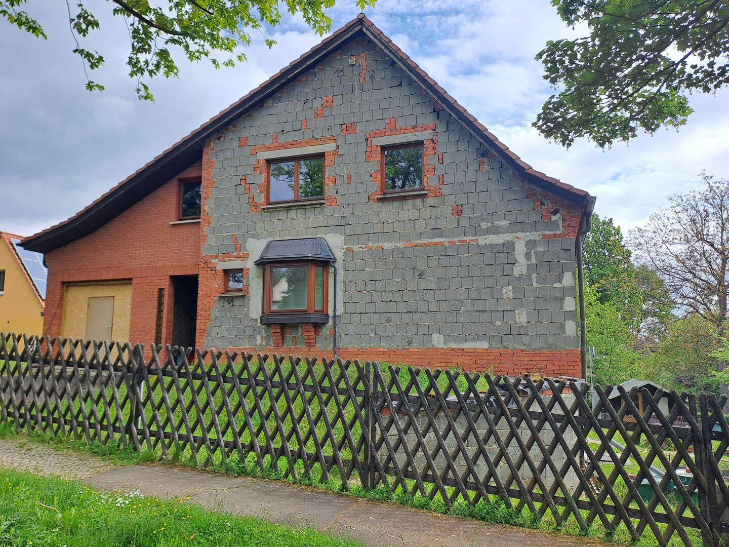 Schönes Grundstück mit geschlossenem Rohbau