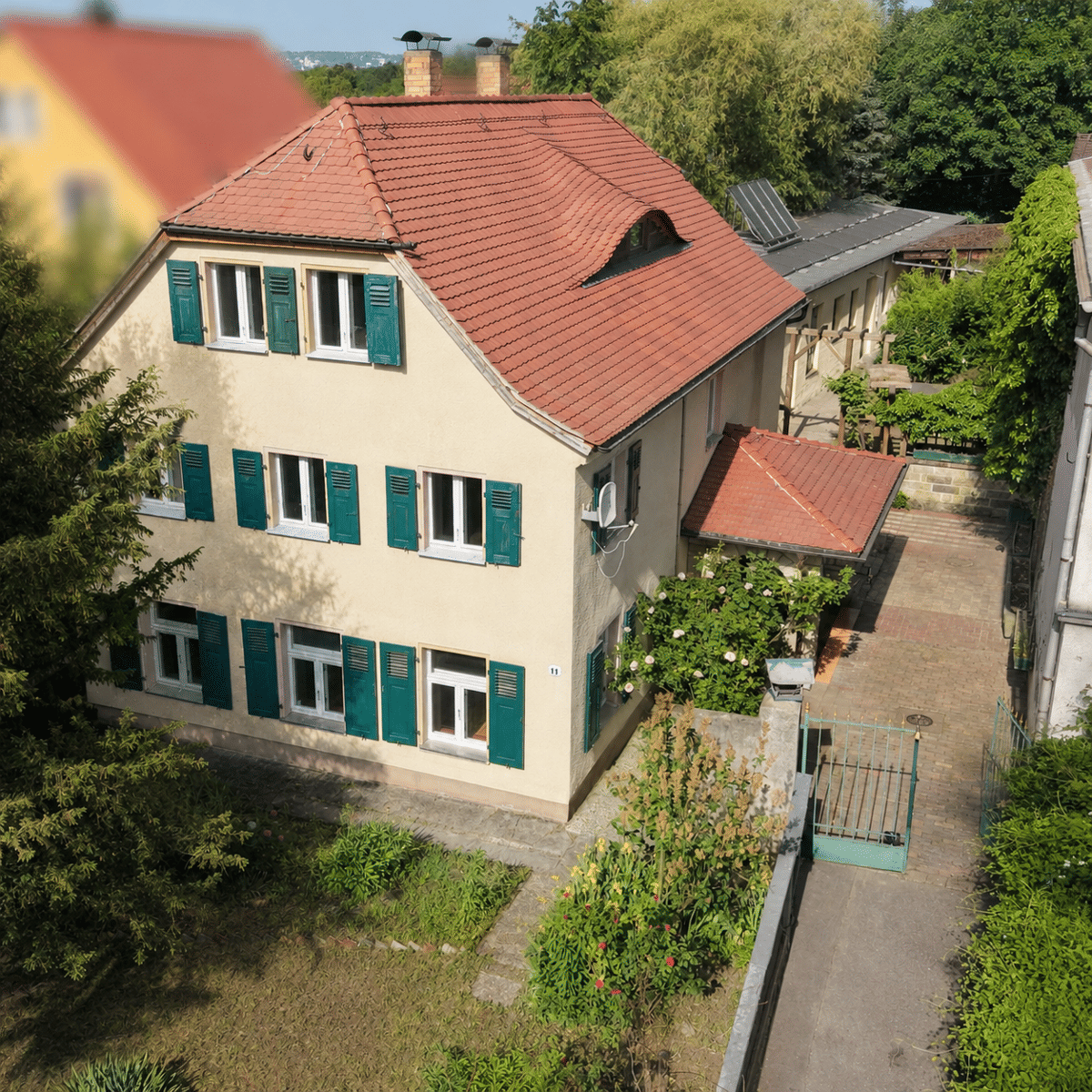Ein-/Zweifamilienhaus mit Werkstatt, Garagen & Entwicklungspotenz – 1219 Dresden – Bild 1 von 9