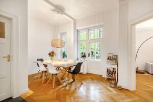 Charmante Stil-Altbauwohnung mit großem Balkon. Zeitlose Schönheit & echtes Wohngefühl. – 80797 München – Vorschaubild 2