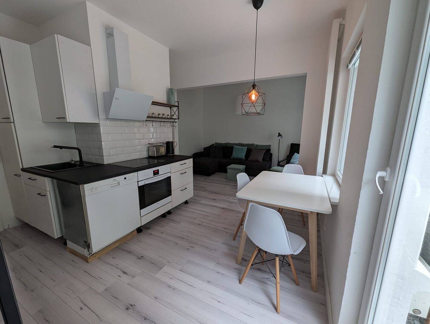 Wonderful furnished Flat with Pateo, Garden and Sauna - Wunderschöne zweieinhalb Zimmerwohnung mit eigenem Garten, Wintergarten, Sauna – Hamburg – Vorschaubild 3